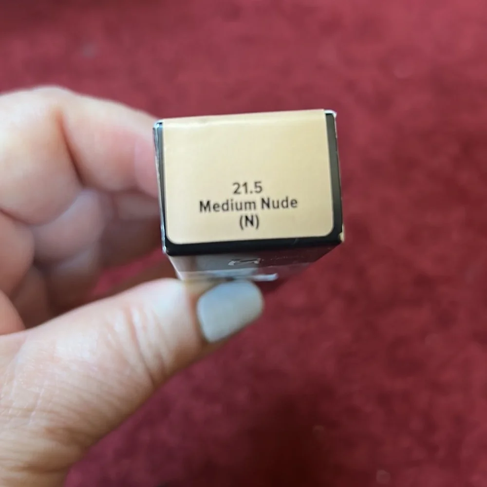 🦋NIB🦋IT‎ BYE BYE Undereye Medium Nude Shade